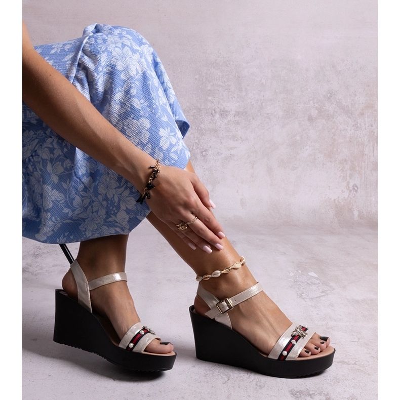 Sandales compensées dorées Farah d'or 1