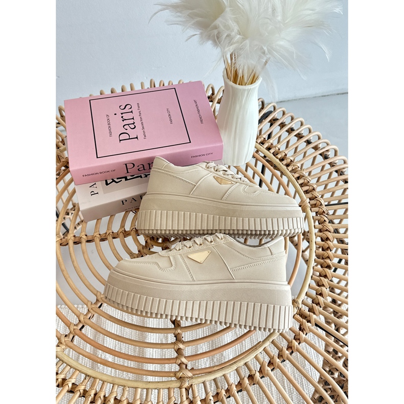 Baskets beiges Christin pour femmes en cuir écologique sur une plateforme massive 1 Baskets beiges Christin pour femmes en cuir écologique sur une plateforme massive 1