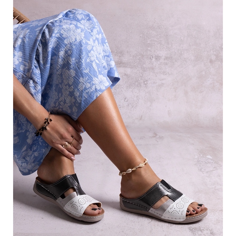 Tongs Saminar brillantes blanches et noires 1