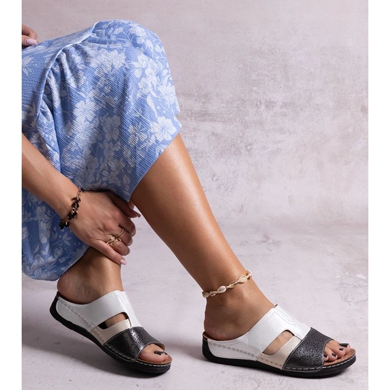 Claquettes Saminar brillantes noires et blanches 1