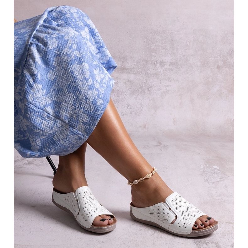 Claquettes perforées blanches Marouna 1