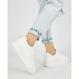 Baskets de sport blanches sur la plateforme 2 Baskets de sport blanches sur la plateforme 2