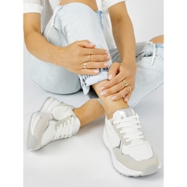 Chaussures de sport blanches pour femmes à semelle épaisse 1 Chaussures de sport blanches pour femmes à semelle épaisse 1