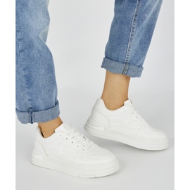 Baskets blanches pour femmes sur la plateforme 2 Baskets blanches pour femmes sur la plateforme 2