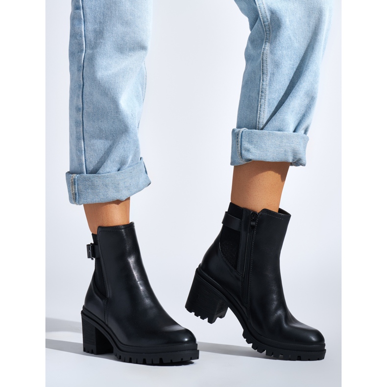 Bottines noires élégantes à talons hauts 1