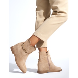 Bottes femme beiges avec une chaîne 2