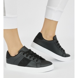 Baskets noires sur la plateforme le noir 1