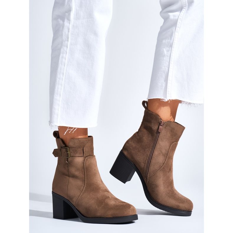 Bottines en daim beige foncé 1