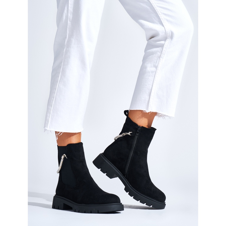 Bottines femme noires avec chaîne décorative le noir 1 Bottines femme noires avec chaîne décorative le noir 1
