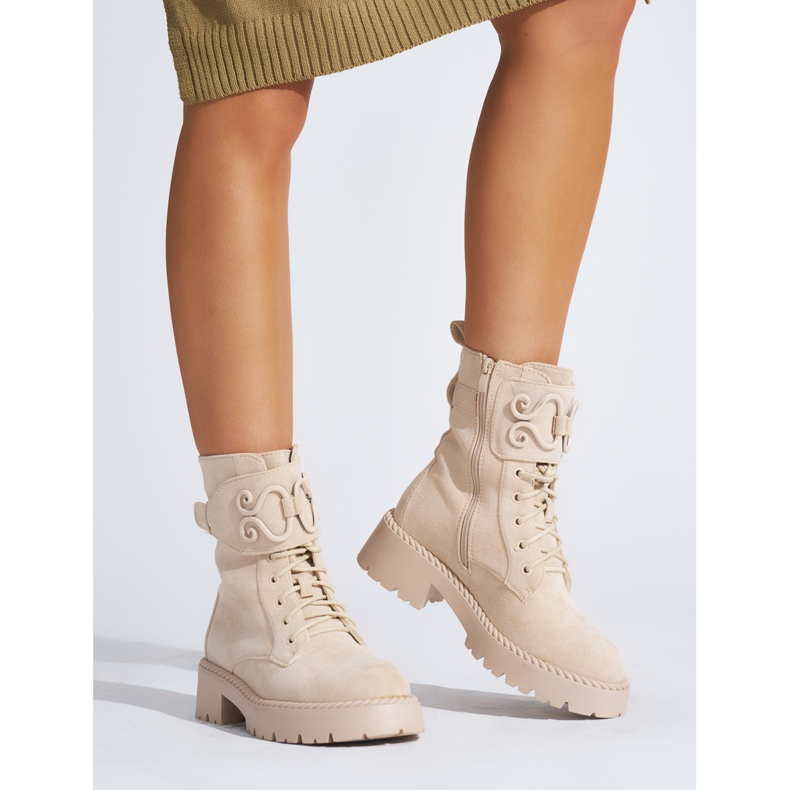 Bottines workwear femme en daim beige 1