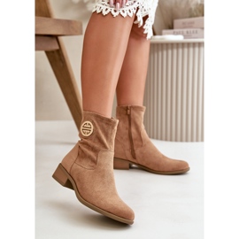 Jezzi Bottines pour femmes fermées par une fermeture éclair avec détail décoratif Eco Daim Beige Lerioria 2 Jezzi Bottines pour femmes fermées par une fermeture éclair avec détail décoratif Eco Daim Beige Lerioria 2