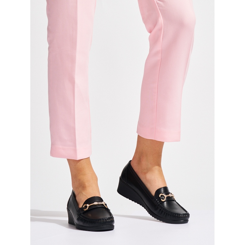 Mocassins compensés femme noirs avec décoration dorée 1