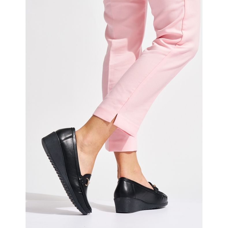 Mocassins compensés femme noirs avec décoration dorée le noir 1