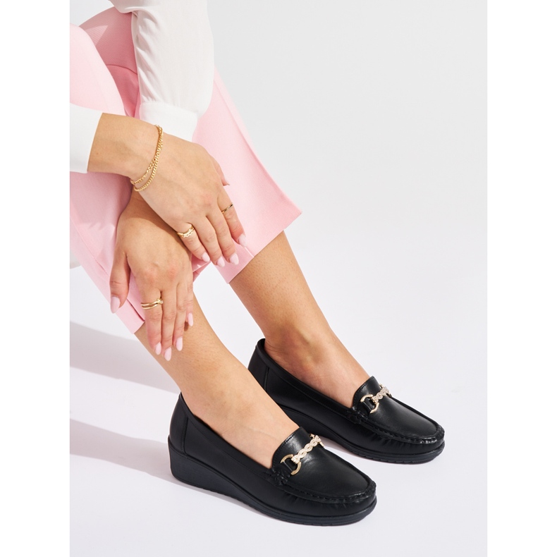 Mocassins compensés femme noirs avec décoration dorée le noir 2