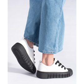 Baskets basses blanches et noires en cuir naturel 2