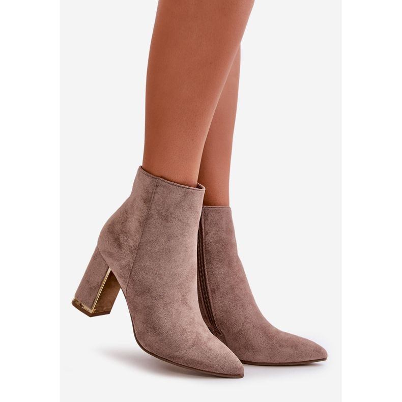 Bottines à talon haut pour femme, fermées par une fermeture éclair, en daim écologique isolé, beige Mevair 1 Bottines à talon haut pour femme, fermées par une fermeture éclair, en daim écologique isolé, beige Mevair 1