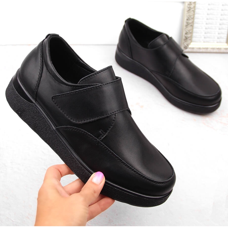 Chaussures en cuir pour femmes avec velcro, noires, T.Sokolski J24-441 le noir 1 Chaussures en cuir pour femmes avec velcro, noires, T.Sokolski J24-441 le noir 1