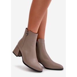 Bottes isolées élégantes pour femmes en cuir naturel, beige Vinceza 77106 1