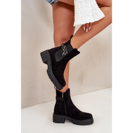 Bottines isolées noires en suède écologique pour femmes avec détail doré Bervena le noir 2 Bottines isolées noires en suède écologique pour femmes avec détail doré Bervena le noir 2