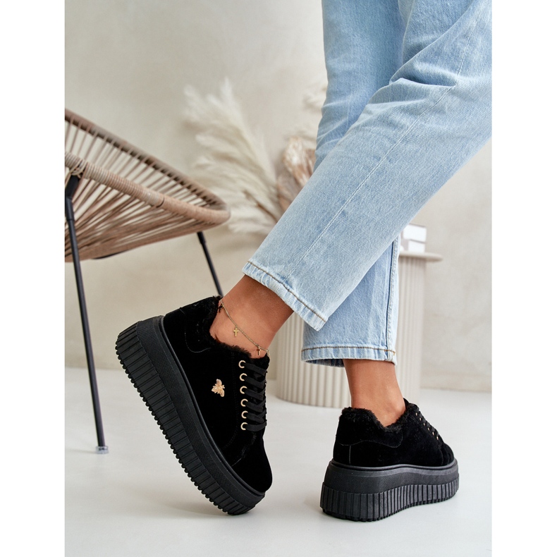 Baskets isolées pour femmes sur semelle épaisse avec détail doré, noir Lotira le noir 2