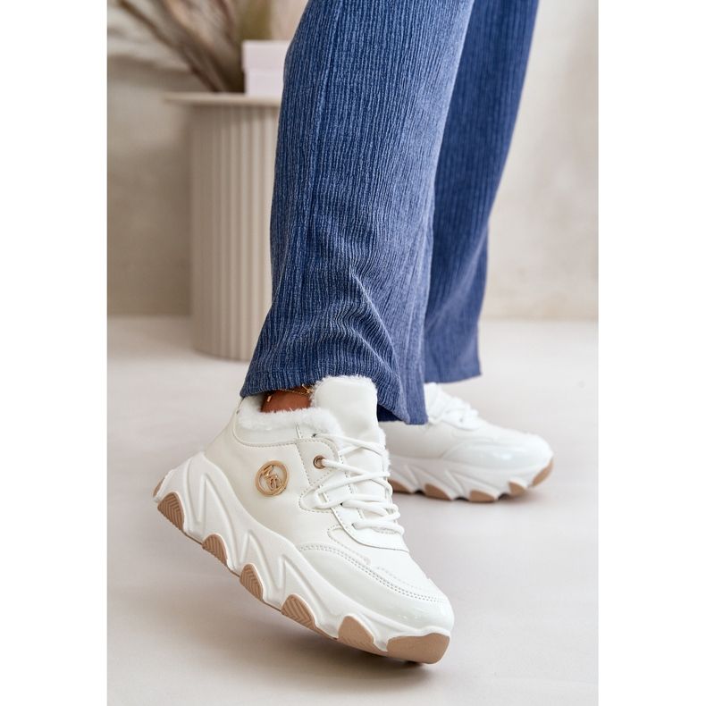 Chaussures de sport isolées à lacets pour femmes sur la plateforme, blanches Verioras 2