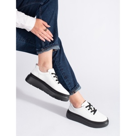 Chaussures blanches en cuir sur plateforme noire 1