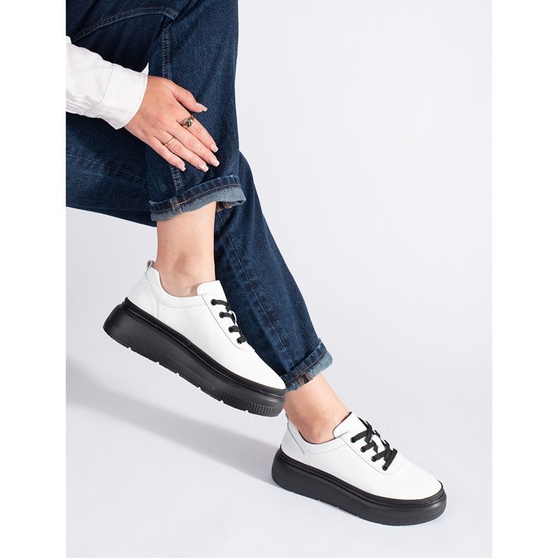 Chaussures blanches en cuir sur plateforme noire 1