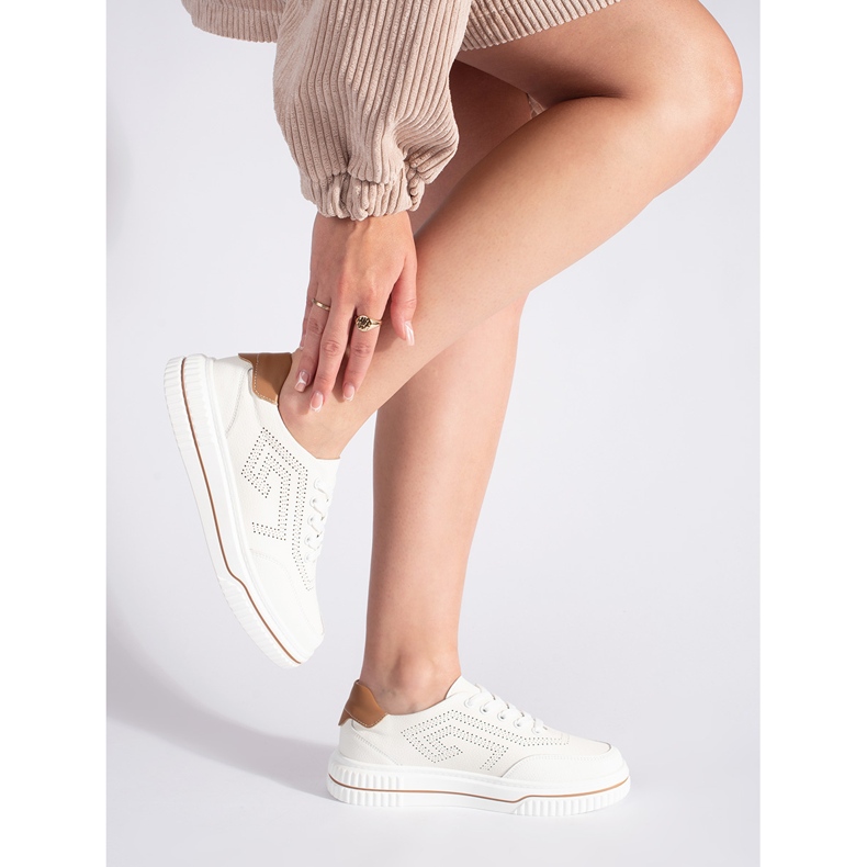Chaussures de sport blanches ajourées en cuir 1