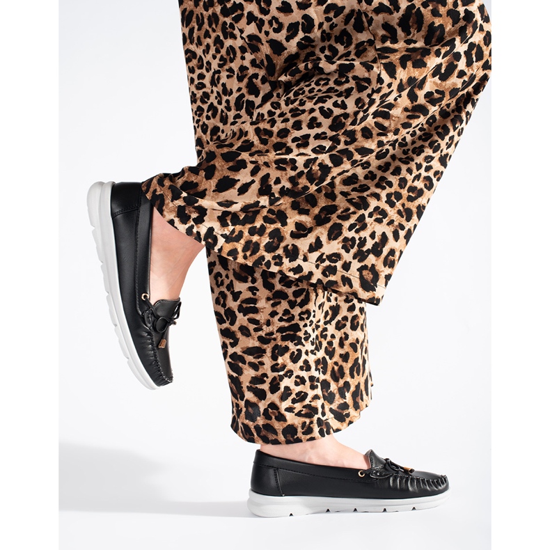 Mocassins noirs sur la plate-forme 2