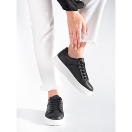 Baskets noires sur la plateforme 2