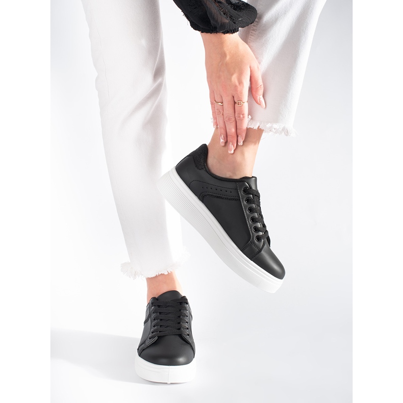 Baskets noires sur la plateforme 2