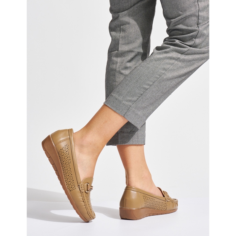 Mocassins beiges ajourés à cale basse 1