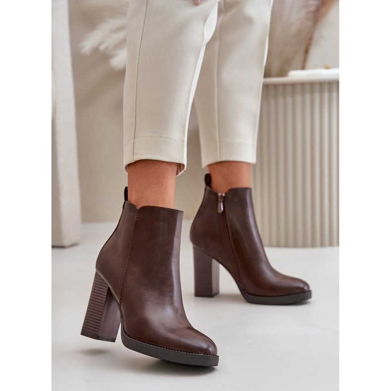 Bottines isolées pour femmes sur talon haut en cuir écologique marron foncé Teresine brun 2 Bottines isolées pour femmes sur talon haut en cuir écologique marron foncé Teresine brun 2