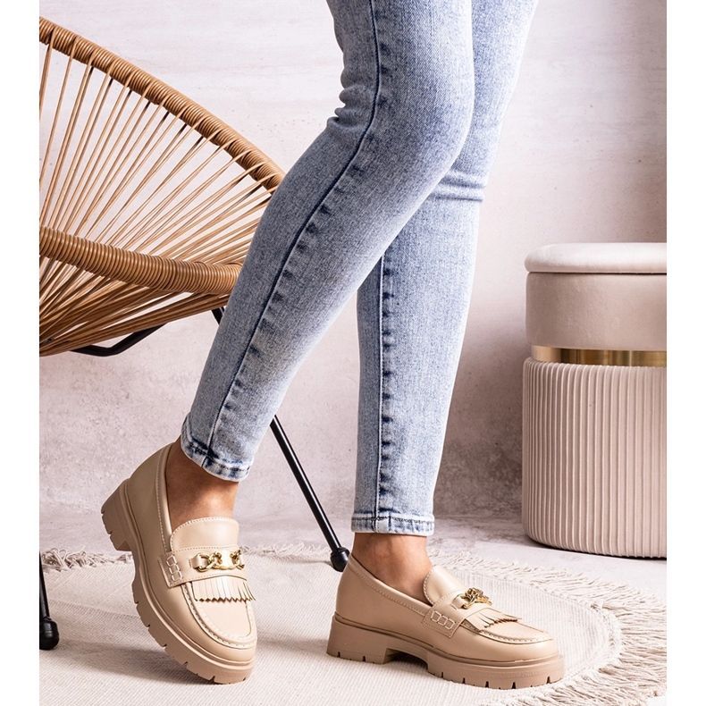 Chaussures beiges avec une boucle dorée d'Anielania 1