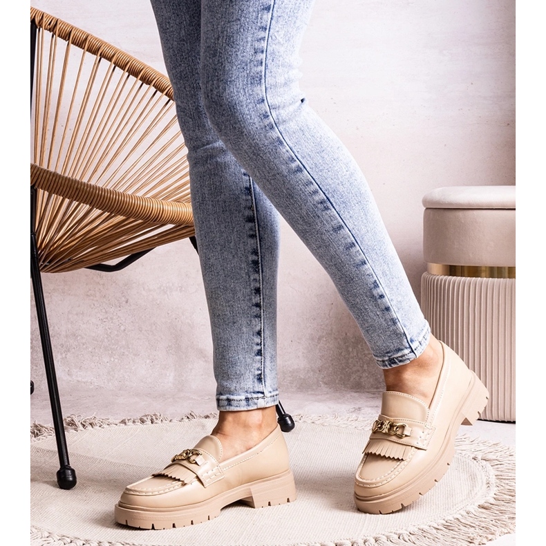 Chaussures beiges avec une boucle dorée d'Anielania 2