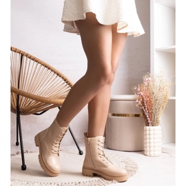 Bottes classiques isolées beiges par Edmund 1