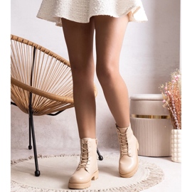 Bottes classiques isolées beiges par Edmund 2