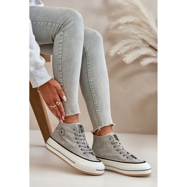 Baskets isolées pour femmes sur la plateforme en cuir écologique Big Star OO274070 blanc gris 2 Baskets isolées pour femmes sur la plateforme en cuir écologique Big Star OO274070 blanc gris 2