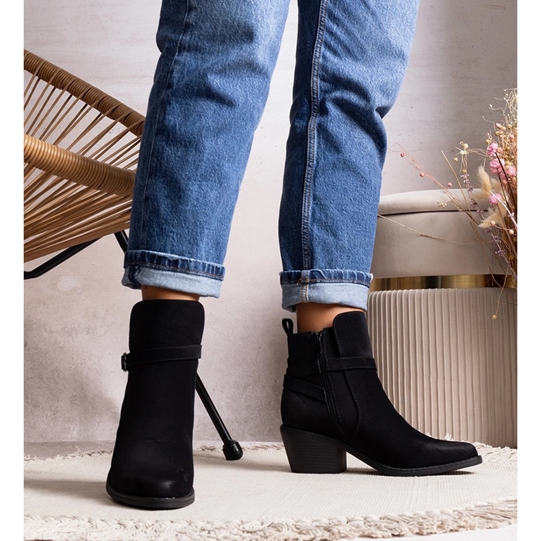 Les bottines noires à talons hauts de Mihaela 1