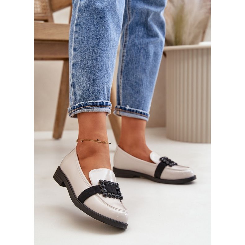 Mocassins vernis pour femme avec décoration, gris clair Vinceza 58389 2