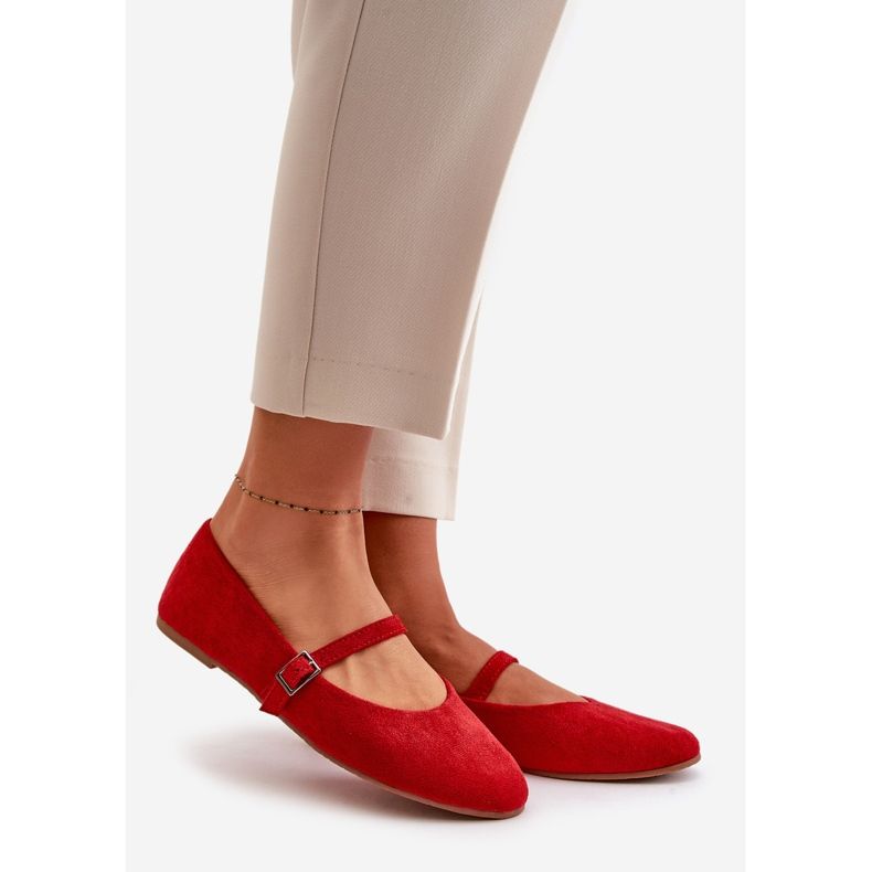 Ballerines plates rouges en daim écologique avec sangle Tirilina 1