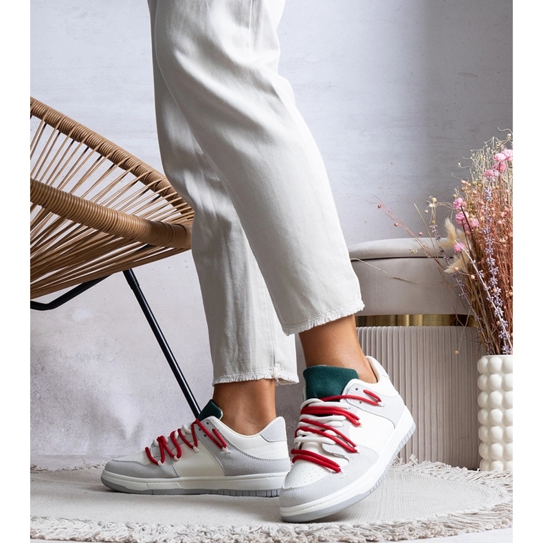 Baskets grises à lacets rouges de chez Aucoin blanc 1