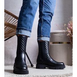 Bottes noires avec une ceinture de Kevin le noir 1