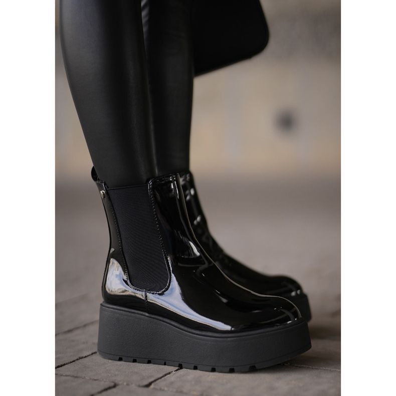 Bottes vernies pour femmes sur plateforme et cale isolées noires Wloedia le noir 2
