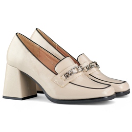 Chaussures vernies élégantes beiges à talons hauts 1