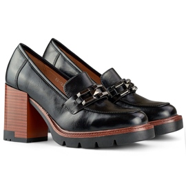 Mocassins noirs avec talon plus épais et chaussures basses 1