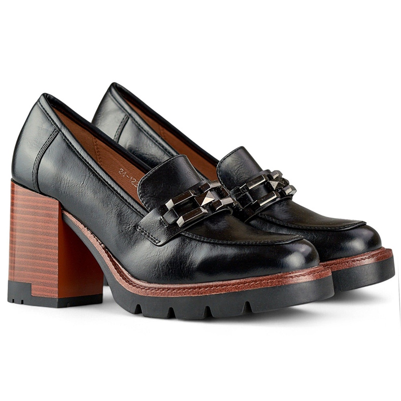 Mocassins noirs avec talon plus épais et chaussures basses 1