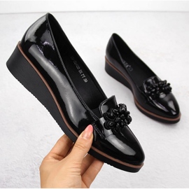 Chaussures vernies pour femmes avec décoration, noires Vinceza 58400 le noir 1