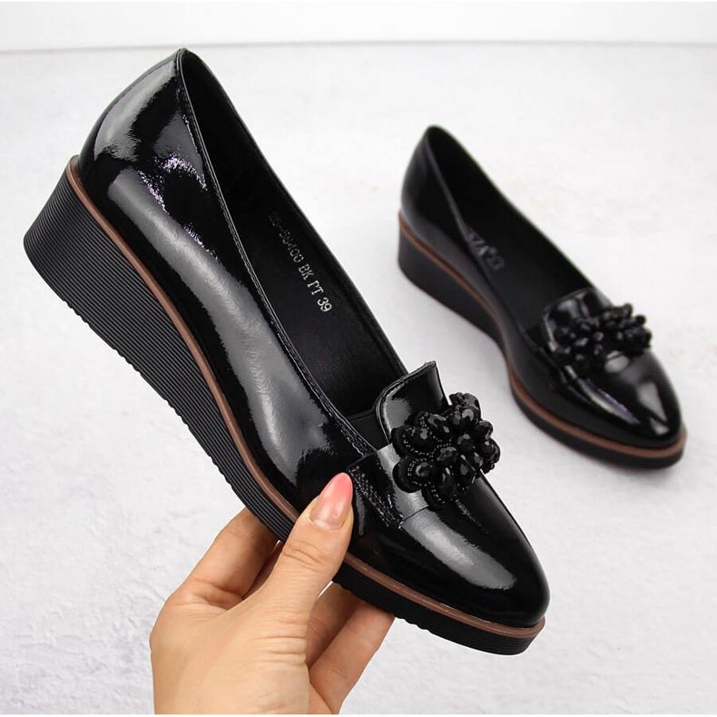 Chaussures vernies pour femmes avec décoration, noires Vinceza 58400 le noir 1