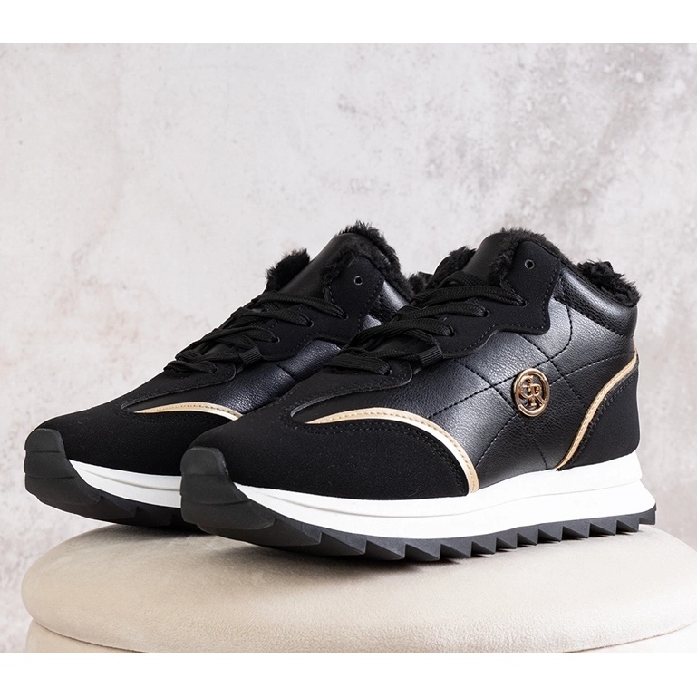 Baskets montantes isolées noires par Mikaela le noir 1